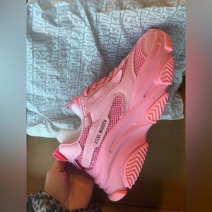 NWT Steve Madden hot pink tennis shoes size 7.5